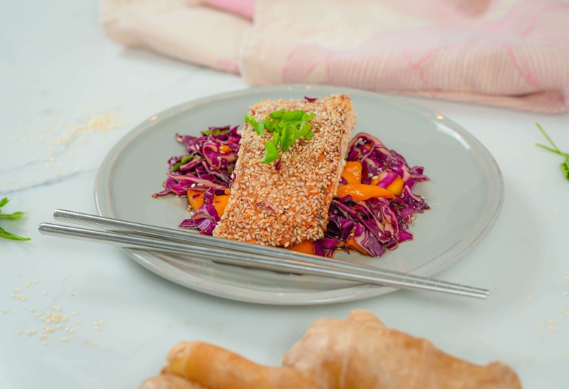 Pavés de saumon en croûte de sésame et salade de chou rouge et mangue